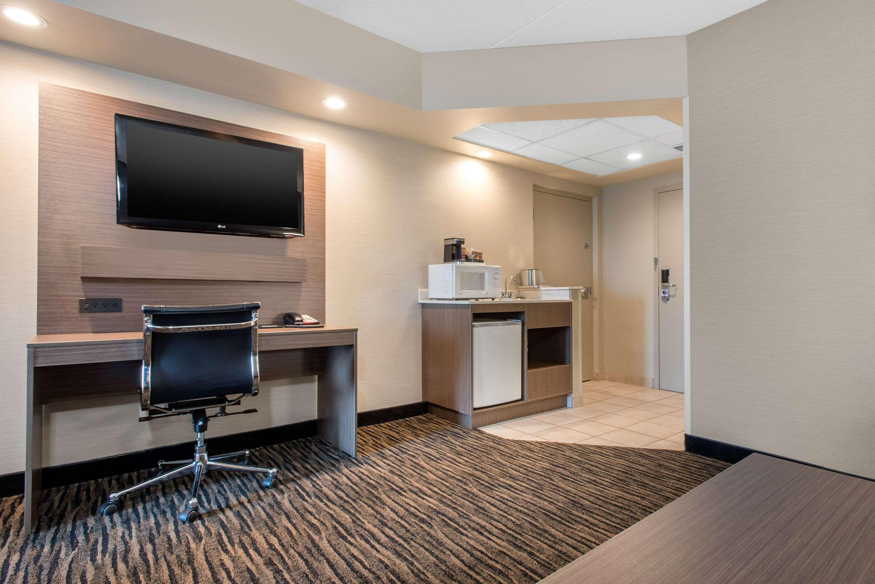 Clarion Hotel & Suites Брандон Экстерьер фото
