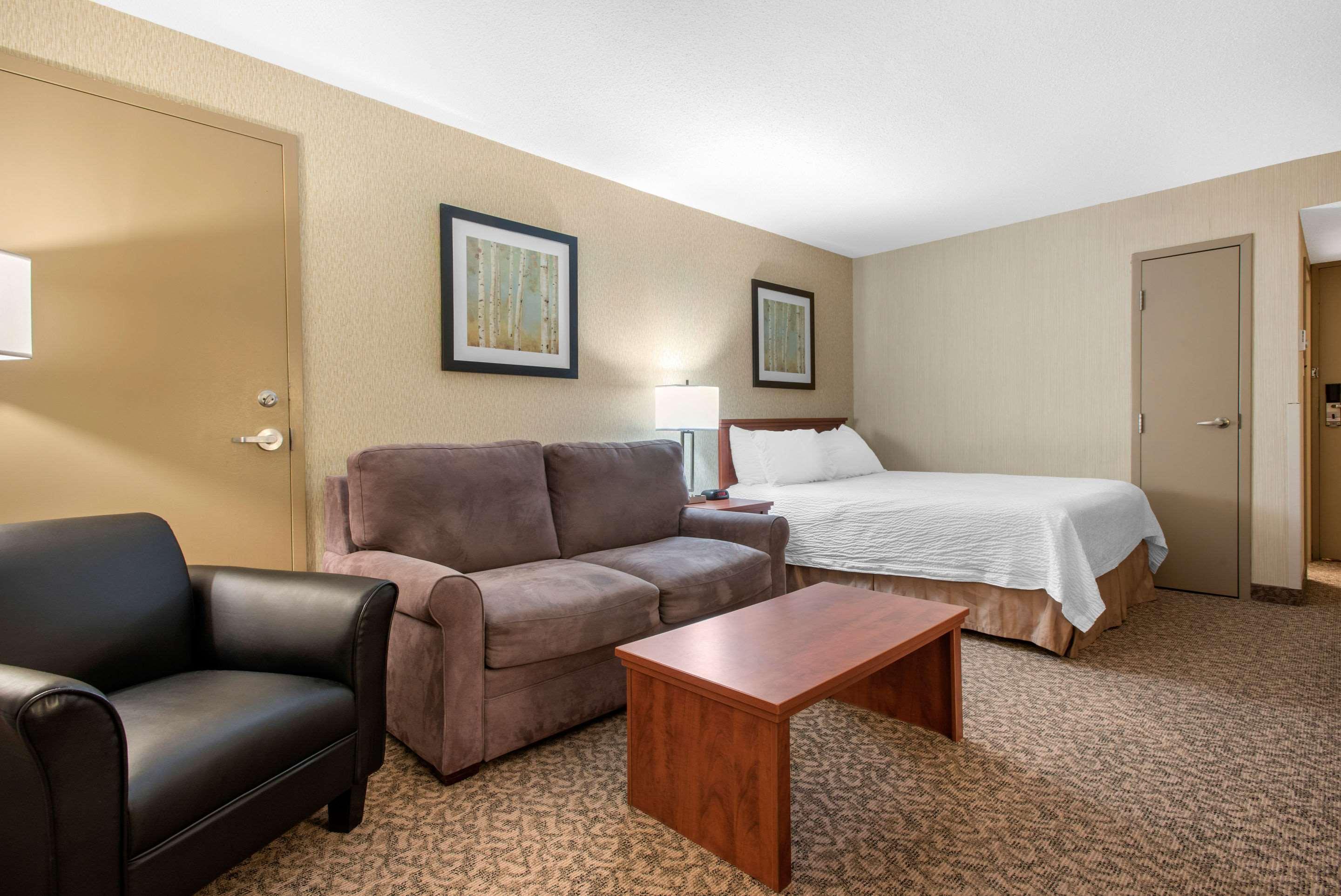 Clarion Hotel & Suites Брандон Экстерьер фото