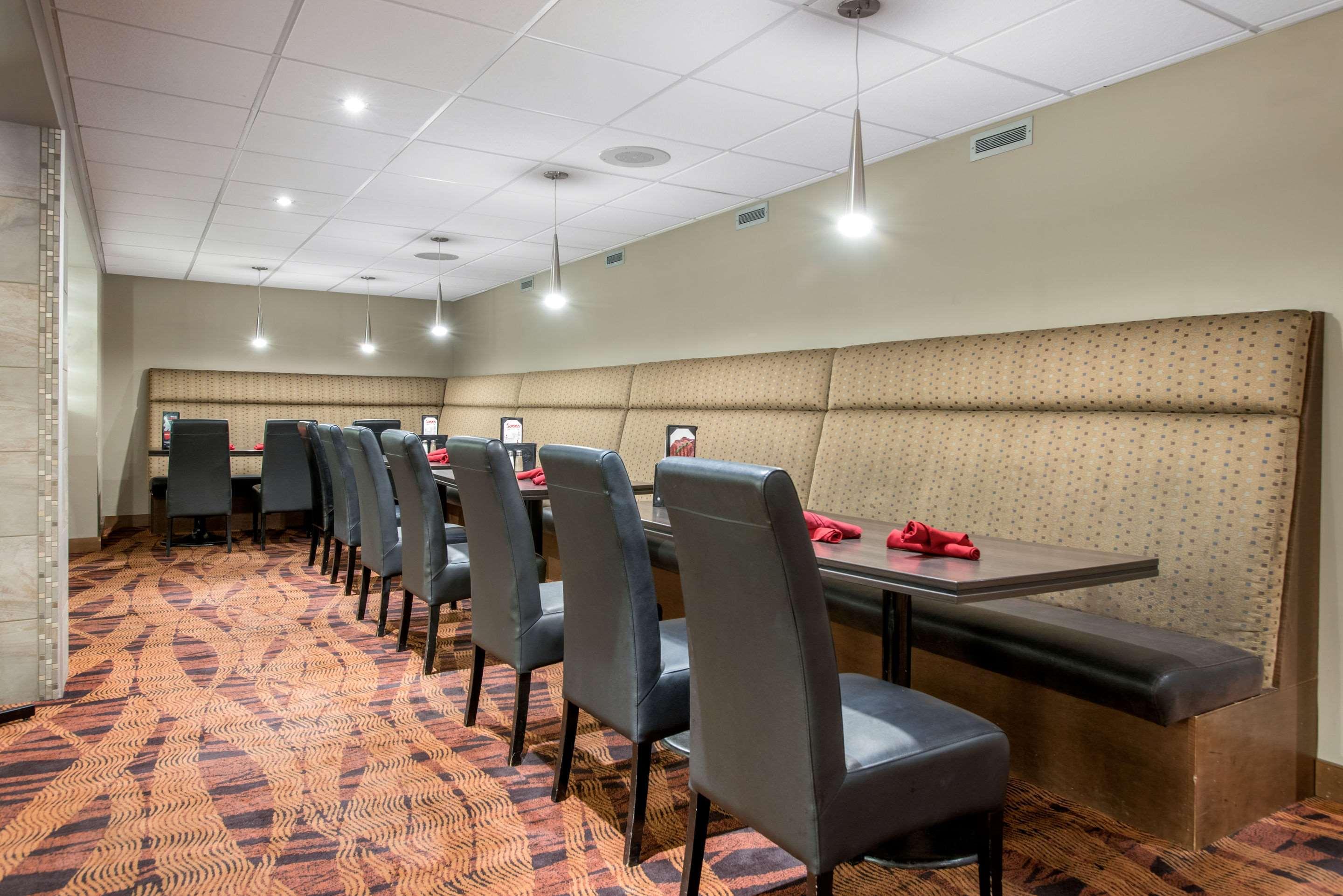 Clarion Hotel & Suites Брандон Экстерьер фото