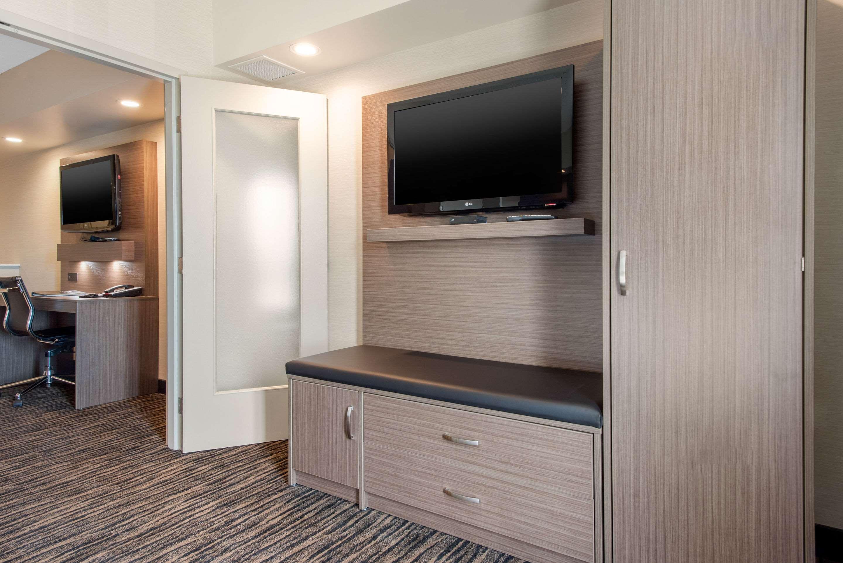 Clarion Hotel & Suites Брандон Экстерьер фото