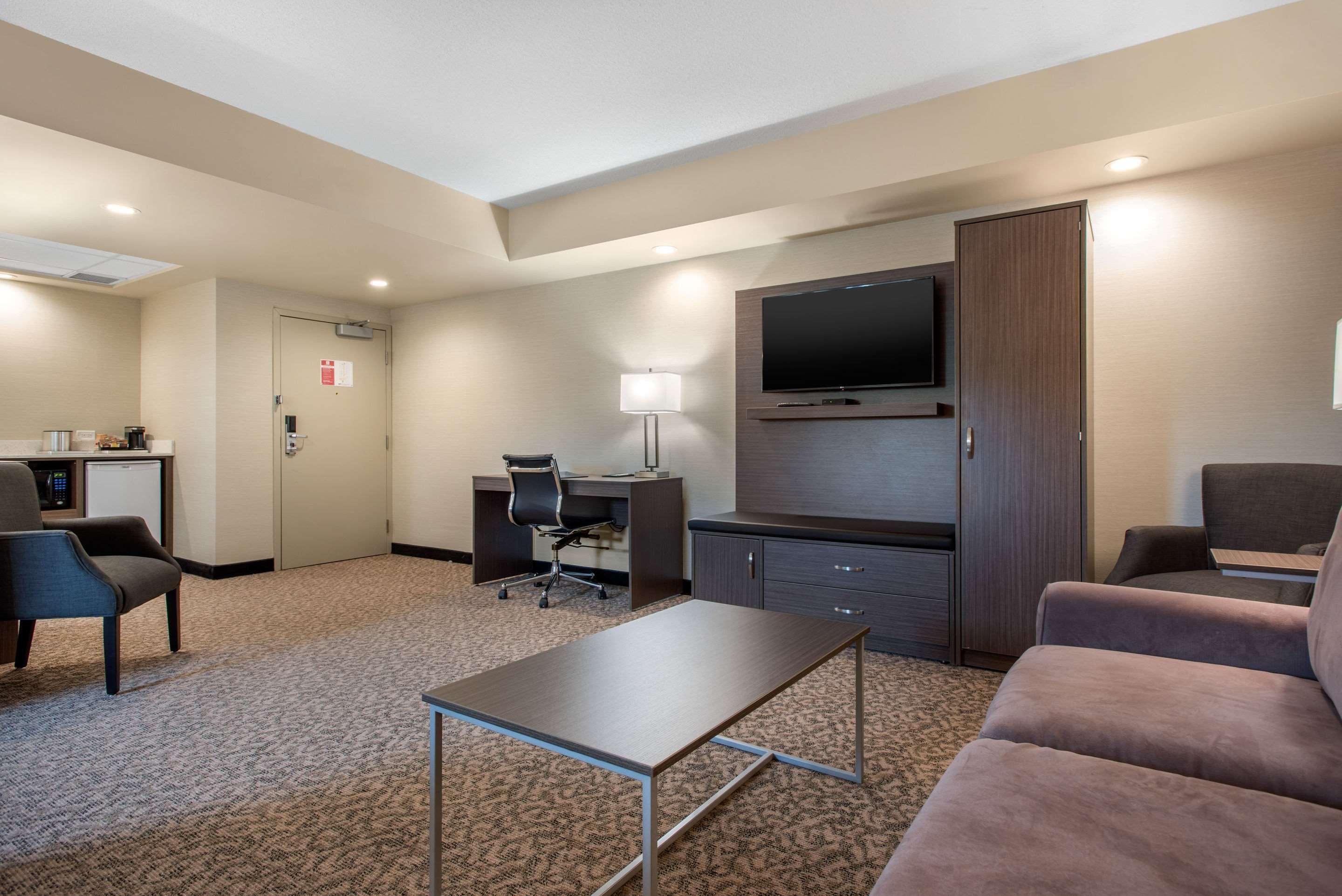 Clarion Hotel & Suites Брандон Экстерьер фото