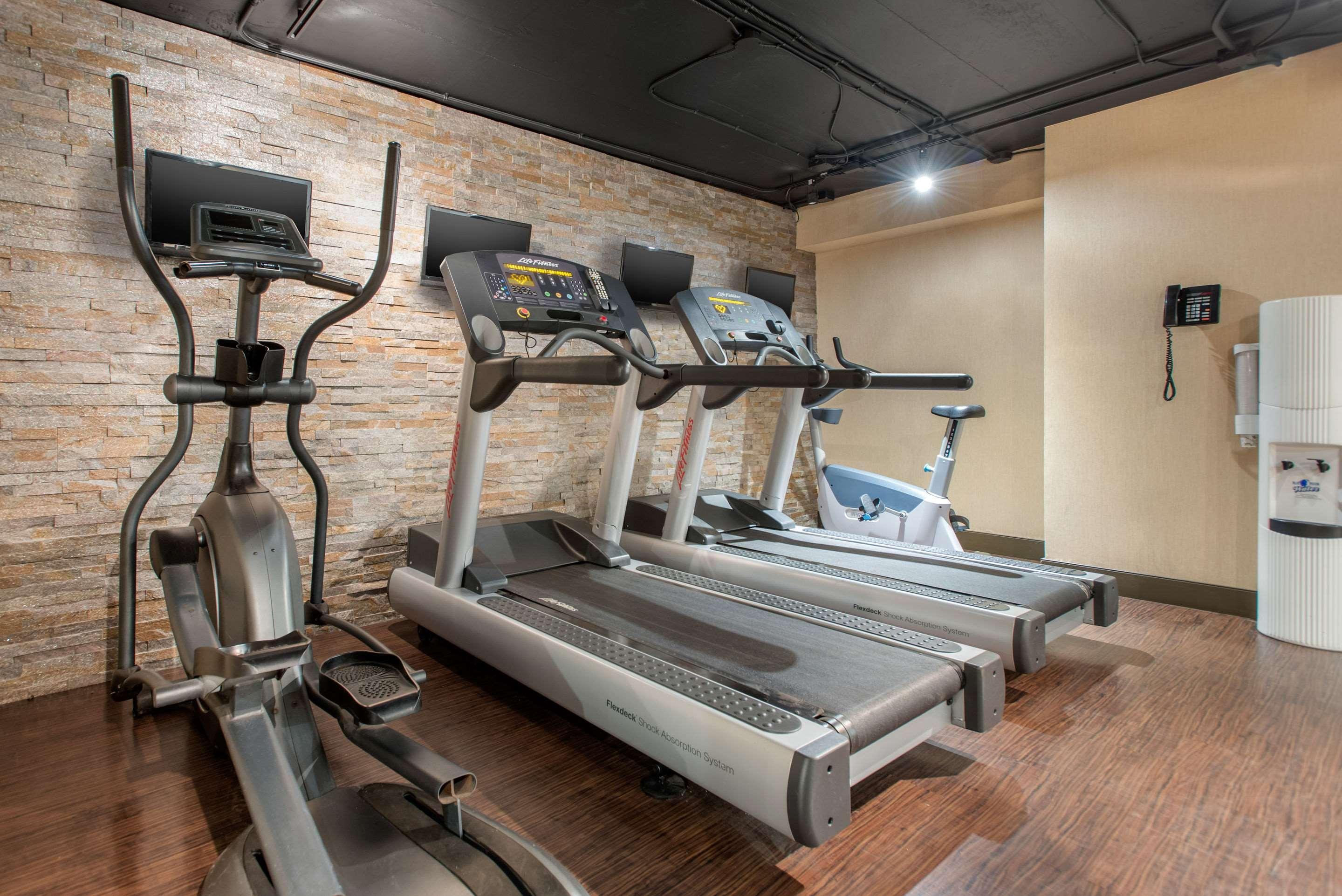 Clarion Hotel & Suites Брандон Экстерьер фото
