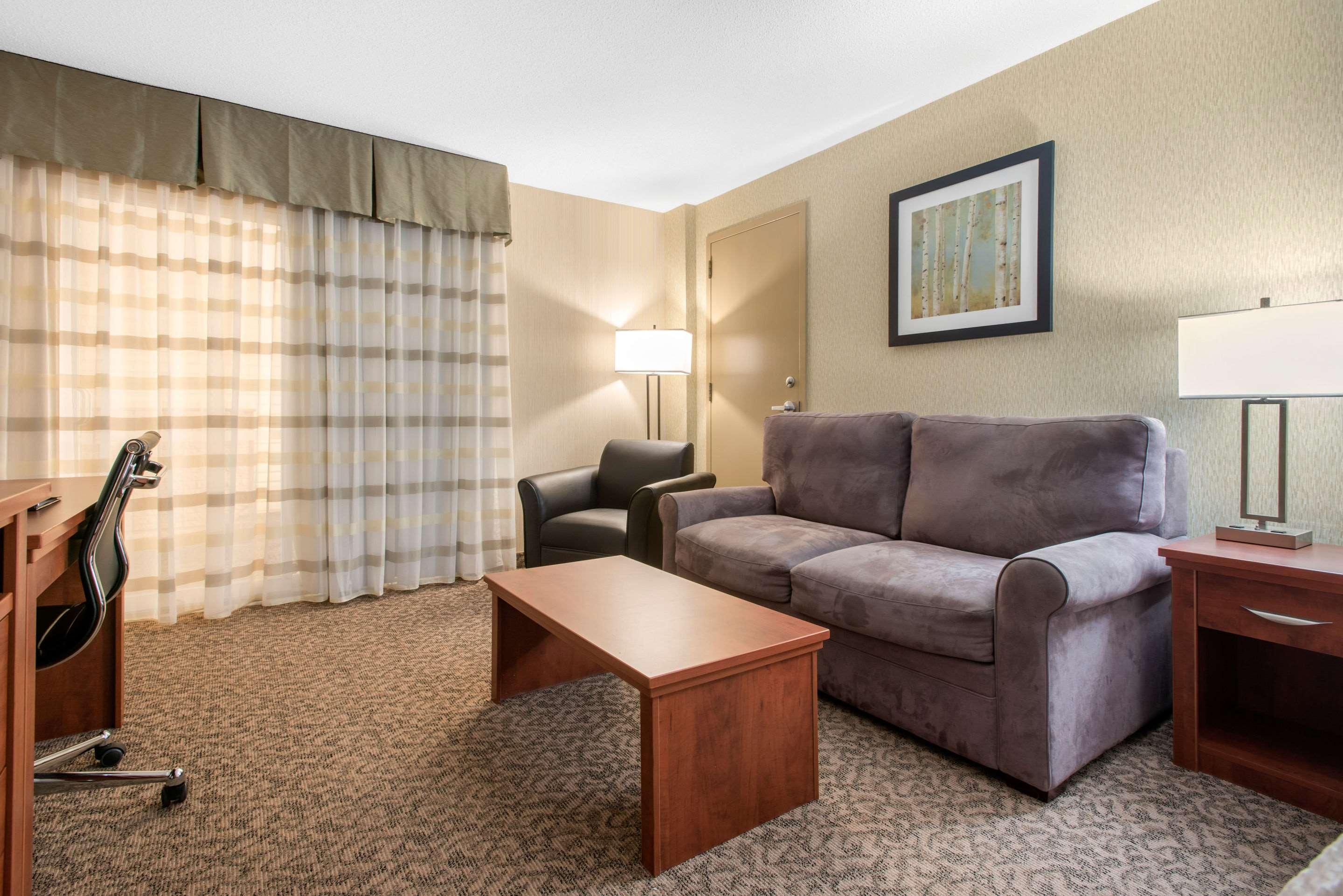 Clarion Hotel & Suites Брандон Экстерьер фото