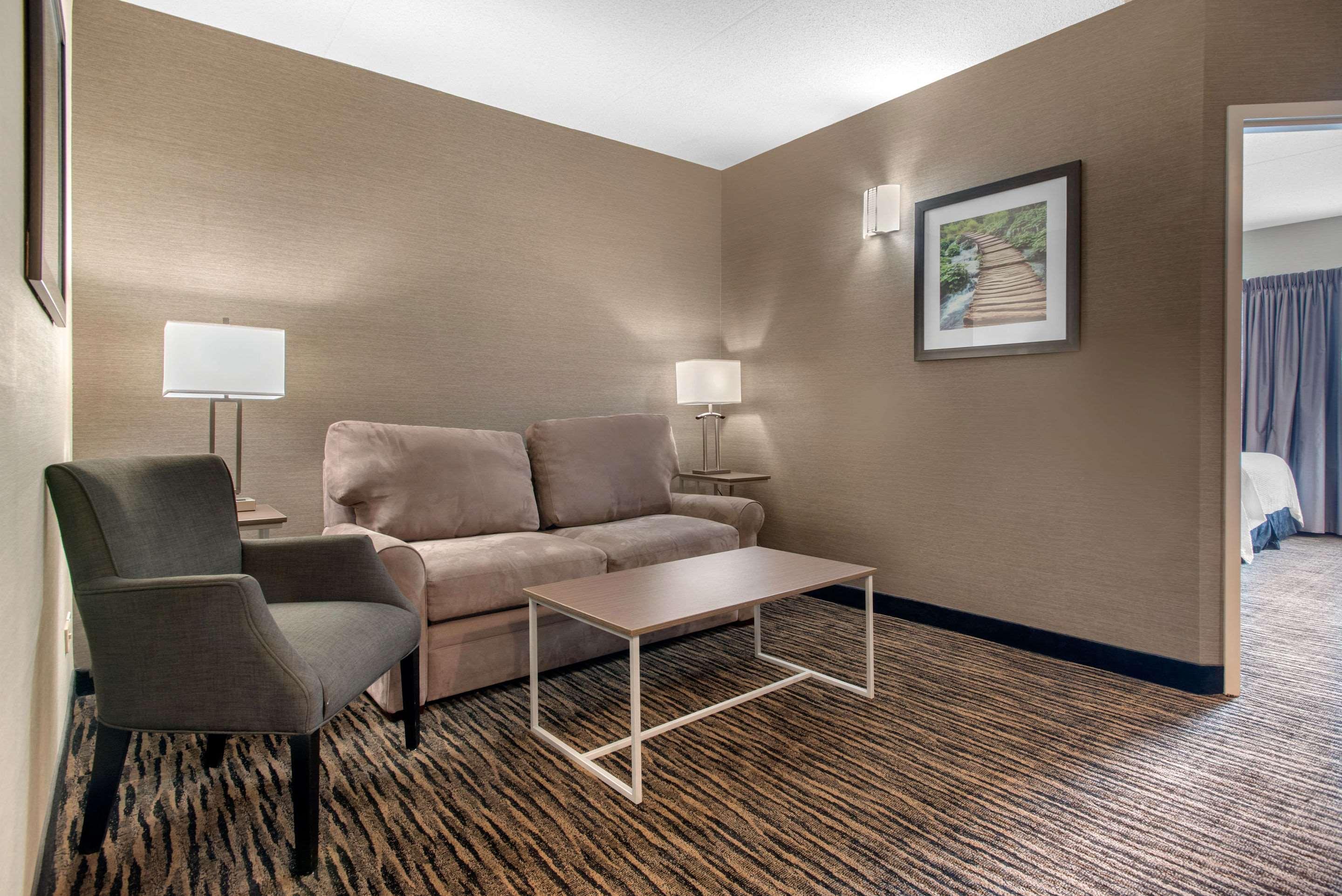 Clarion Hotel & Suites Брандон Экстерьер фото