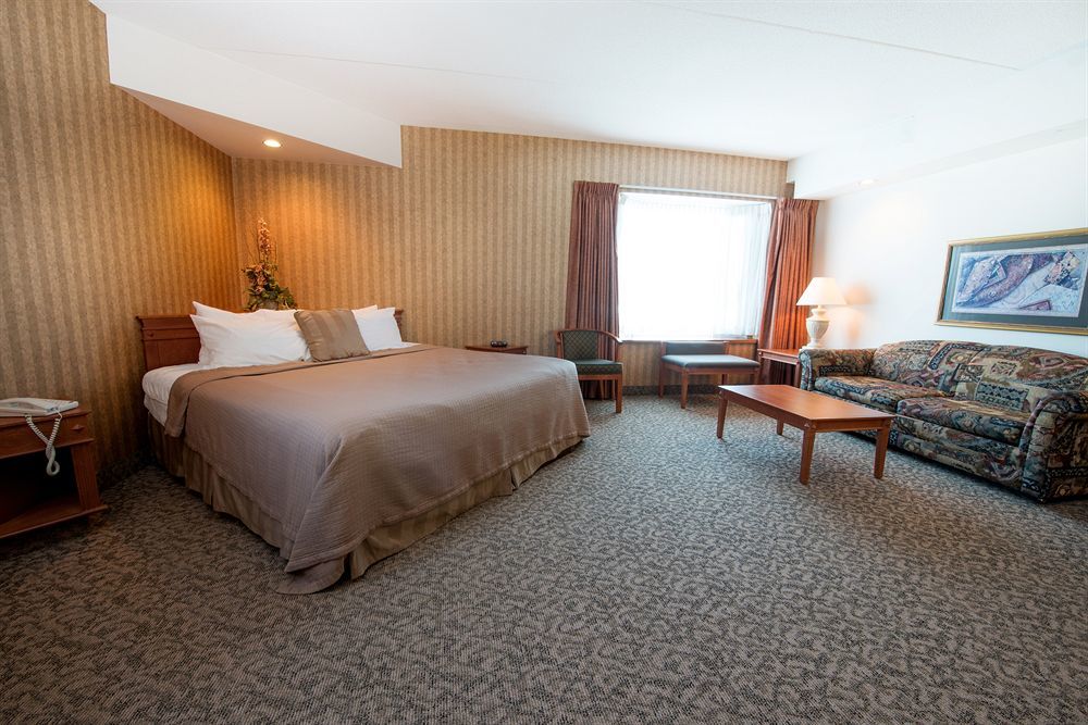 Clarion Hotel & Suites Брандон Экстерьер фото